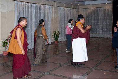 Sakya Lama wird im Hotel empfangen